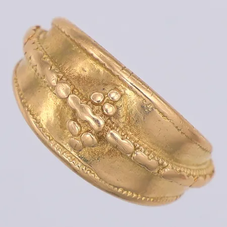 Ring, vikingastil, stl 16¼, historiska museet, Hallbergs, 18K, originalask i trä Vikt: 7,7 g