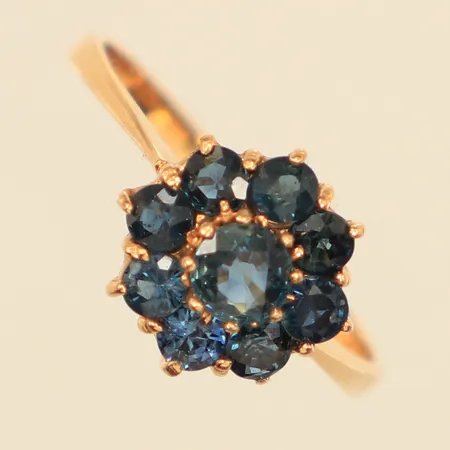 Ring med blå stenar, troligen syntetisk safir, stl 16½, bredd ca 10mm, 1 sten med större nagg, importstämplad, 18K Vikt: 2,4 g
