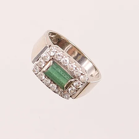 Ring med 16 diamanter 0,45ctv enligt gravyr samt grön sten, Ø16½, bredd: 4-9,3mm, G. Dahlgren & Co Ab, Malmö år 1973, vitguld, 18K, 6,8g Vikt: 6,8 g