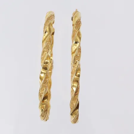 Ett par örhängen, vridna creoler med meandermönster, ca Ø67mm, bredd 5mm, något skeva. 18K Vikt: 10,6 g