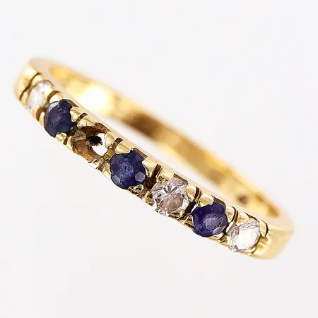 Ring, diamanter 3 x ca 0,04ct, blå stenar, stl 17, bredd 1,5-2mm, gravyr, 1 diamant saknas, slitage på klor, nagg på stenar, 18K.  Vikt: 2,1 g