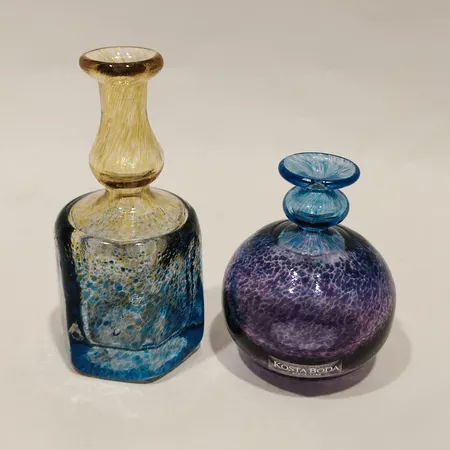 Två miniatyrvaser, Kosta Boda, Artist collection, Bertil Vallien, numrerade 48008/ 48002, höjd 6cm/ 9cm