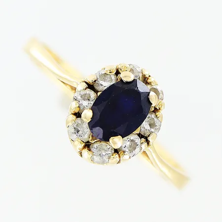 Ring, blå/vita stenar, stl 17½, bredd 2-9mm, skev krona, 18K.  Vikt: 2,5 g