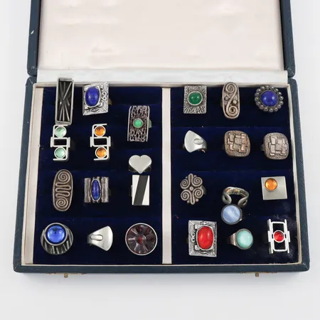 Ringar 25 st i etui, tenn och vitmetall med stenar, 1960/70 tal, några med stämplar bla Danmark. Skickas med postpaket.