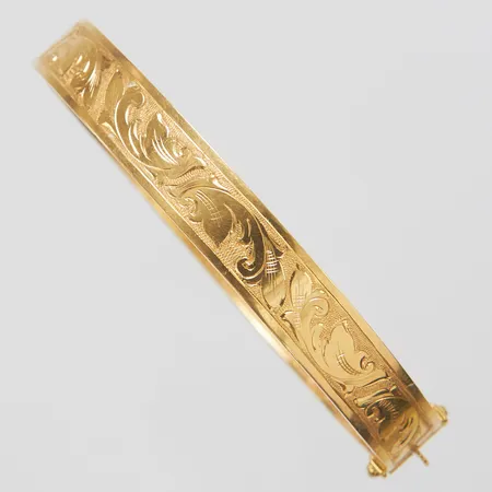 Armring, Ø 63 x 53mm, bredd 9mm, öppningsbart, år 1972, repig, 18K Vikt: 14,1 g