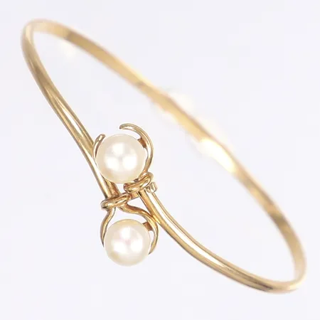 Armring med pärlor troligen odlade sötvatten, öppningsbar, ca 59x54mm internt, bredd 2,5-18mm, tillv.  Trege Guldsmedsaktiebolaget, Göteborg 1965, 18K Bruttovikt: 10,7g Vikt: 10,7 g