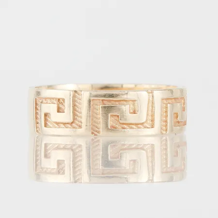 Ring med Neanderbård, storlek 18 ¼ mm, bredd 5.8 mm, 14k. Vikt: 4,3 g