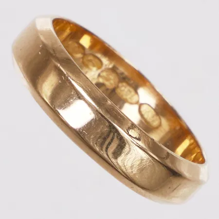 Ring, slät, stl 18, bredd 4,8mm, finska stämplar, gravyr, 18K  Vikt: 5,2 g