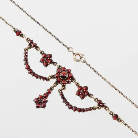 Collier med granater, längd ca 42 cm, bredd 0.9-31 mm, metall.