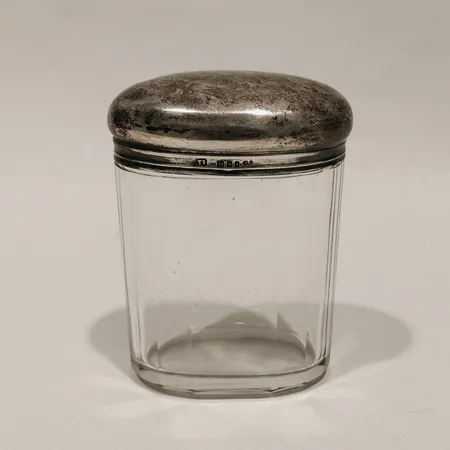 Burk med silverlock, fasetterat mönster, höjd ca 10cm, bredd ca 7cm, London, silver bruttovikt: 199,6g Vikt: 199,6 g