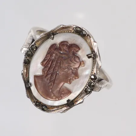 Ring med pärlemor och markasiter, stl 18¼, bredd 1,5-20mm, stämplad 800, silver 800/1000 Vikt: 3,9 g