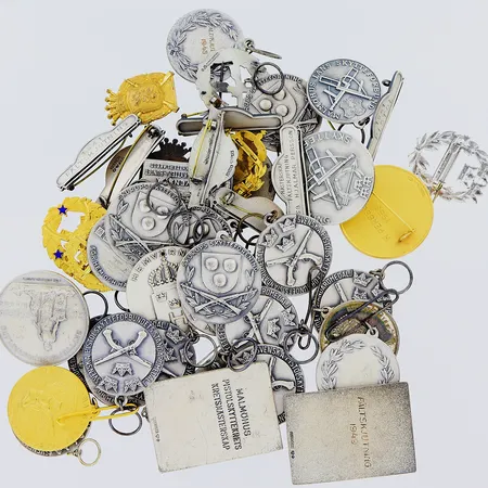 Diverse broscher, hängen och plaketter, defekter, gravyrer, öglor och nålar i metall, 830/1000 silver  Vikt: 558,9 g