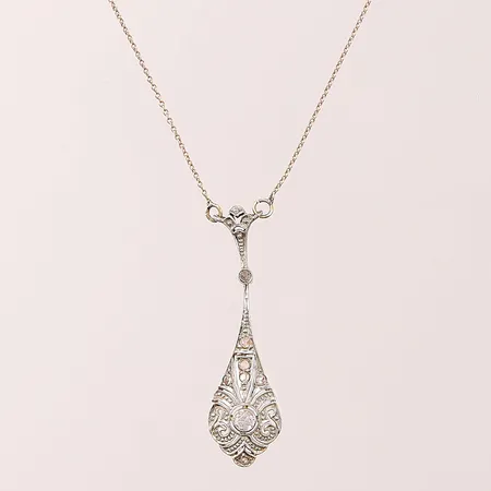 Collier med gammalslipad diamant ca 0,07ct samt rosenstenar, 38cm, bredd: 0,7mm, 18K, 2,3g.