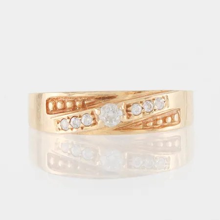 Ring med stenar, Bengt Hallberg Köping, storlek 16 ½ mm, bredd 2-4.8 mm, 18k. Vikt: 2,3 g