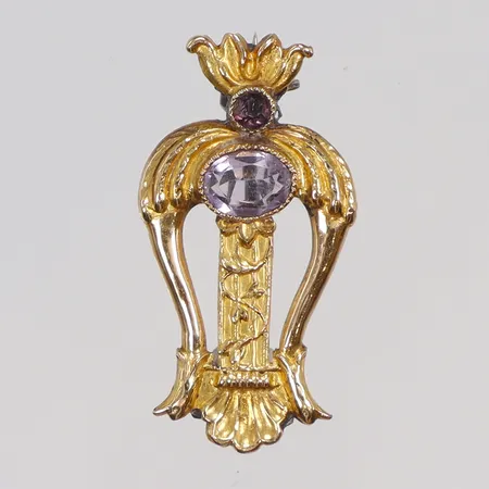Brosch i form av Lyra med ametister, senempire omkring 1800-talets mitt, 14x28mm, nål i metall, trolgien omarbetad, stämplad CFH, svenska stämplar, 18K Vikt: 2,4 g