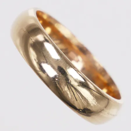 Ring, slät, stl 21, bredd 6,1mm, ograverad, repa, 14K  Vikt: 9,2 g