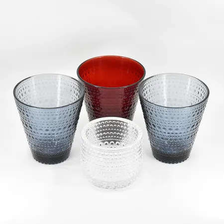 Iittala Kastehelmi, 2 blå glas, höjd 10 cm, 1 rött glas, höjd 10 cm, 1 ljuslykta, höjd 6 cm.