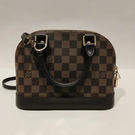 Väska Louis Vuitton Alma BB, Damier Ebene Canvas, Made in France, mått ca 23,5 x 17,5 x 11,5cm, avtagbar axelrem, lås, dustbag, key bell med skadade sömmar och bokstav R, kvitto Birger Jarlsgatan 2022, nyckel saknas, fläck på innerfoder, smärre slitage på gulmetall, nötta hörn. 