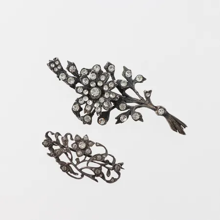 Broscher 2 st med stenar, längd ca 4-7 cm,silver. Vikt: 18,5 g