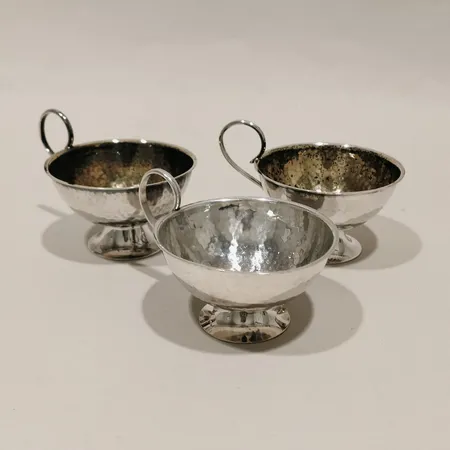 Tre punschbägare, höjd ca 4cm, Ø6mm, två med hamrad och förgylld dekor, något skevt, 830/1000 silver  Vikt: 99,1 g