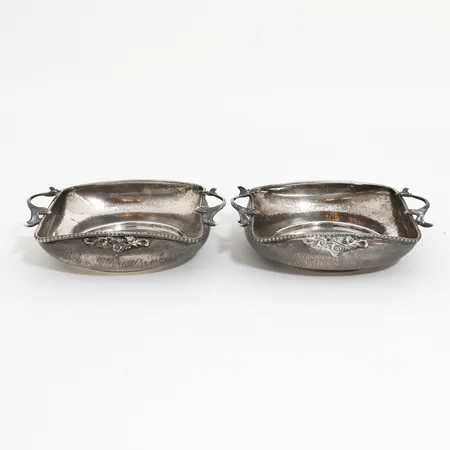 Två uppläggningsfat med handtag, 16x13cm, höjd: 3,5cm, silver 800/1000 Vikt: 358,6 g