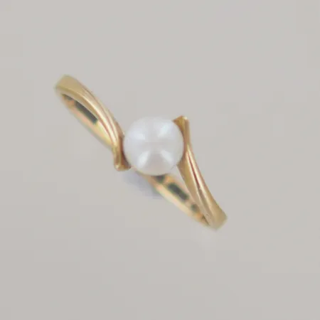 Ring med pärla, Ø 17mm B 5 mm,18K Vikt: 1,8 g