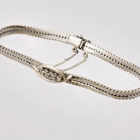 Armband i 14K guld, 19,5cm, bredd 5-8,3mm, 5st vita stenar, mått Ø1,6-2mm, vikt 18,93g.
