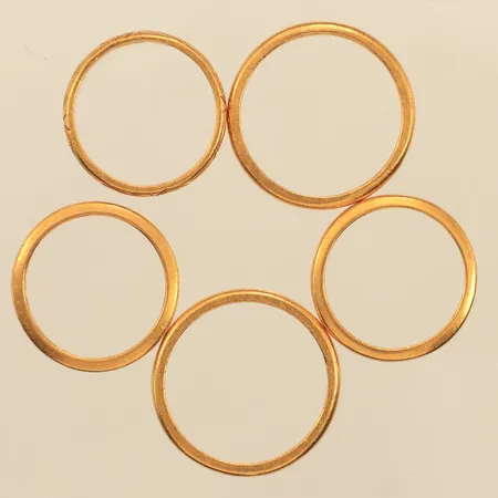 Fem ringar, graverade, 23K  Vikt: 20,2 g