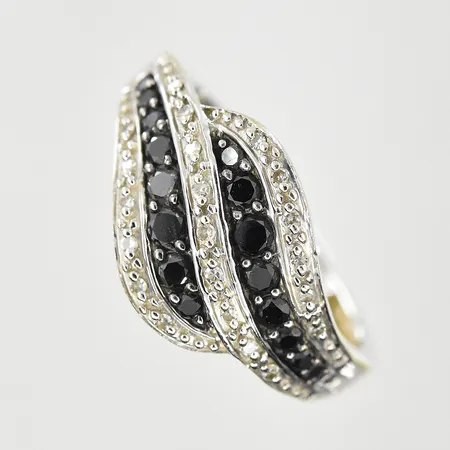 Ring med vita och svarta stenar, Guldfynd, stl 15¾, bredd 2-10 mm, 18K. Vikt: 2,5 g