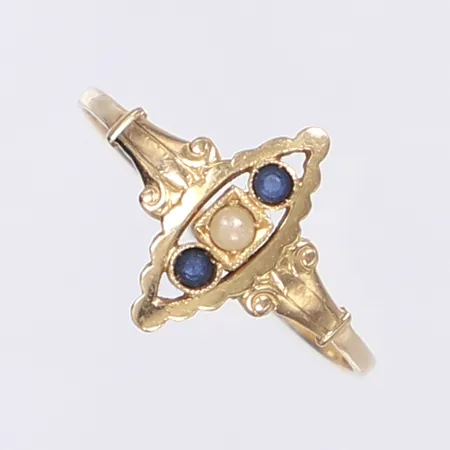 Ring med pärla och blå stenar, stl 17½, bredd 1-12mm, 18K Vikt: 1 g
