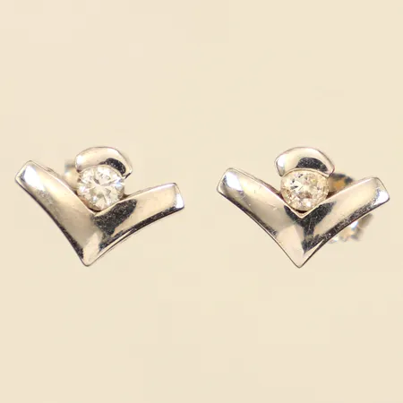 Ett par örhängen med vita stenar, längd 8,9mm, bredd 12,6mm, 925/1000 silver  Vikt: 2,9 g