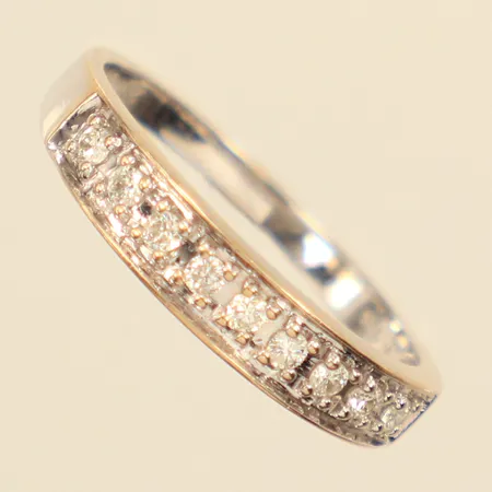 Ring med diamanter 9x ca 0,01ct totalt 0,15ct enligt gravyr, stl 16½, bredd 1,6-3,7mm, vitguld, 18K  Vikt: 1,8 g