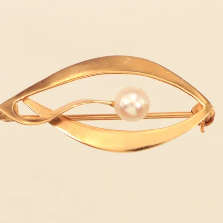 Brosch med odlad saltvattenspärla, längd 16mm, bredd 32,5mm, Stigbert, Heribert Engelbert AB Stockholm 1963, 18K  Vikt: 2,3 g