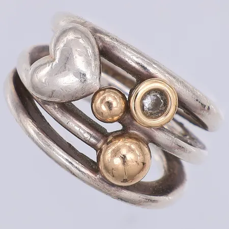 Ring, gulddetaljer, vit sten, stl 17, FHS, 925/1000 silver Vikt: 16 g