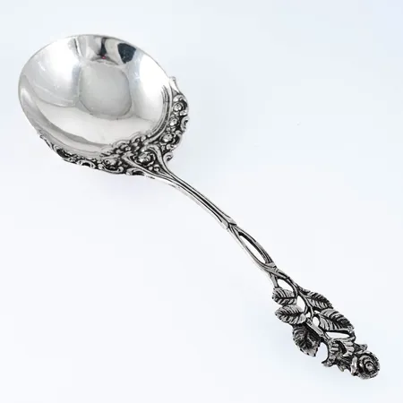Serveringssked i silver. Den är 18,5 cm lång och väger 45,3g (830/1000).  