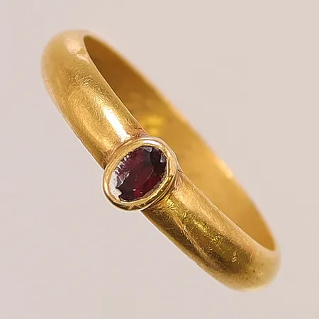 Ring, Ø20¾, bredd:3mm, röd sten, 18K 7,3g.