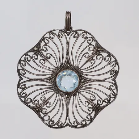 Hänge med blå sten/glas mönstrad genombuten dekor, 48x55mm, Art Noveau-stil /Jugend 1900-talets första hälft silver 830/1000 Vikt: 10,1 g