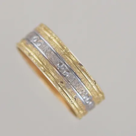 Ring 2 färger, Ø 21¼ mm, höjd 7,7 mm, tunn gravyr, 18K Vikt: 4,8 g
