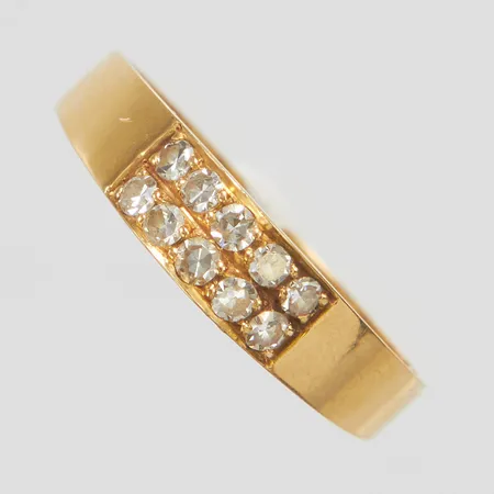 Ring, åttkantslipade diamanter 10 x ca 0,02ct, stl 17, bredd 2-4mm, 18K Vikt: 2,2 g