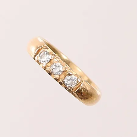 Ring med 3 diamanter 0,12ct enligt gravyr, Ø14½, bredd: 4mm, gravyr, 18K, 4,4g.
