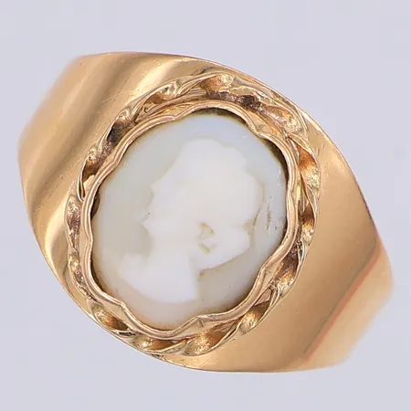 Ring, camé, stl 18, år 1977, skev, sliten camé, 18K Vikt: 2,7 g