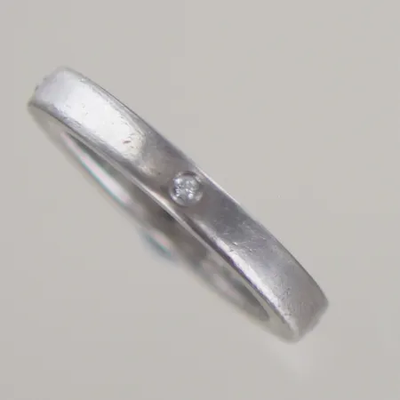 Ring, design Tomas Martinsson med 4x 0,01ct diamanter, Ø 17,25 mm 18k, graverad Vikt: 7 g