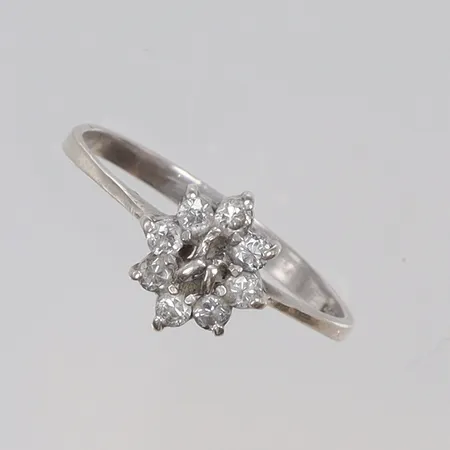 Ring med vita stenar stl 18 bredd 2-8mm, silver 925/1000 Vikt: 1,4 g