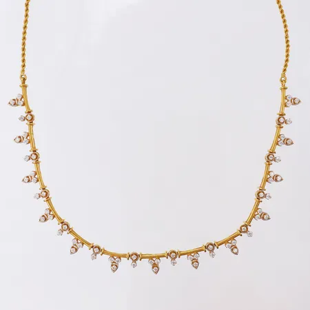 Collier med vita stenar, längd 43,5-46cm, bredd 2-9,5mm, 22K.  Vikt: 26,5 g