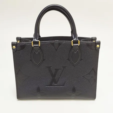 Väska, Louis Vuitton, Onthego PM, svart monogram empreinte läder, modell M45653, mått 25x19x11,5cm, avtagbar axelrem, beslag i gulmetall, två fack samt ett fack med dragkedja, kvittokopia från 2022, dustbag, inga övriga tillbehör Vikt: 0 g