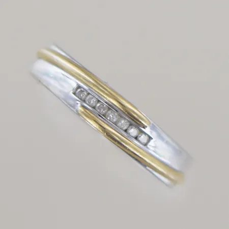 Ring, tvåfärgad  med 7 diamanter ct, ,Ø 18 mm, B 4 mm, 18k Vikt: 5,6 g