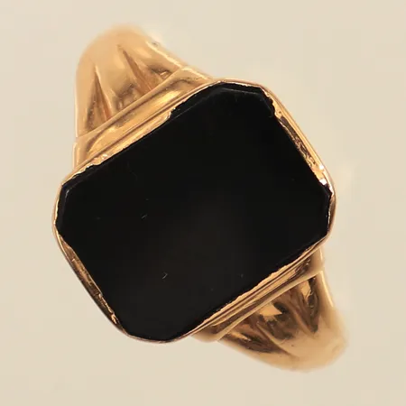 Klackring med onyx, stl 22, bredd 2,7-16,8mm, gravyr, skadad, skev, 18K  Vikt: 5,7 g