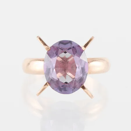 Ring med färgad sten, storlek 18 mm, bredd 2.2-14 mm, 14k. Vikt: 4,3 g