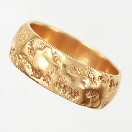 Ring mönstrad, stl 20¾, bredd: 8mm, gravyr, 18K Vikt: 11,5 g