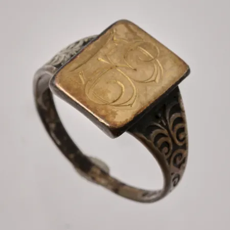 Klackring i silver, stl 19, bredd 2,2-13,8mm, guldfärgad klack med monogram, 830/1000, år 1950, vikt 5,11g.